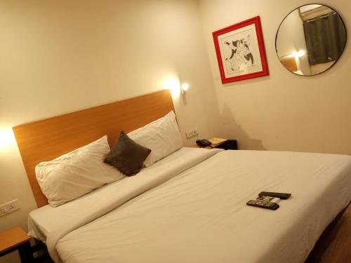 Katil atau katil-katil dalam bilik di Hotel The Chaitanya Near DTU or Rajiv Gandhi Cancer Hospital