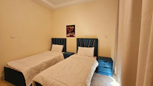 Habitación con 2 camas en una habitación en Perfect Vacation with 3bhk villa en Dubái
