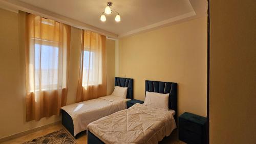um quarto com duas camas e uma janela em Perfect Vacation with 3bhk villa em Dubai