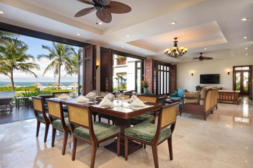 峴港的住宿－Resort Villa Da Nang Luxurious Abogo，一间带桌椅的用餐室