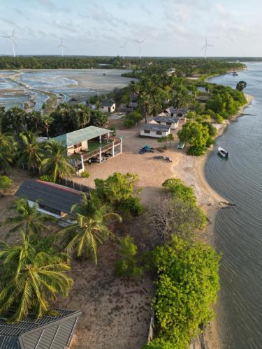 z powietrza widok na ośrodek na plaży nad wodą w obiekcie MKS - Kite & Wing Foil camp w mieście Kalpitiya