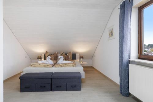a bedroom with a bed in a attic at Ferienwohnungen Lilie Und Dahlie in Münsingen