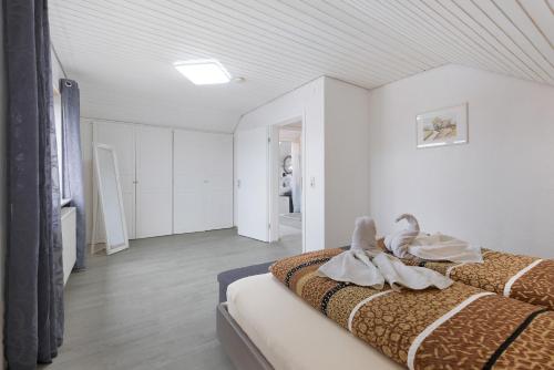 a bedroom with a bed with towels on it at Ferienwohnungen Lilie Und Dahlie in Münsingen