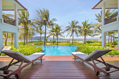 - une terrasse avec des chaises longues et une piscine dans l'établissement Resort Villa Da Nang Luxurious Abogo, à Đà Nẵng