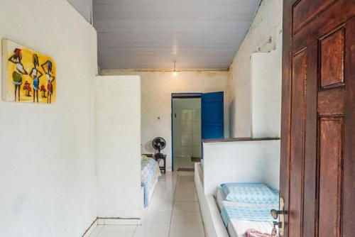 Habitación con pasillo, cama y puerta en Pousada Mirage Atins en Atins