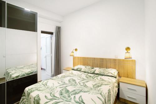 um quarto com uma cama e uma cabeceira em madeira em The Greey's House B em Telde