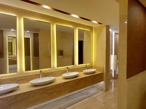 łazienka z 4 umywalkami i rzędem luster w obiekcie Domina Coral Bay - Private One Bedroom Aparthotel w Szarm el-Szejk