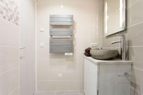 Bathroom sa Le Panisse - Studio - 9 min Palais - Cannes