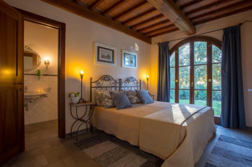 1 dormitorio con cama y ventana grande en Villa Irene - Homelike Villas, en Montelopio