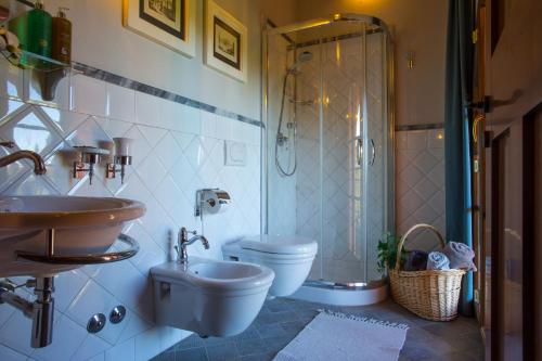 y baño con aseo, lavabo y ducha. en Villa Irene - Homelike Villas, en Montelopio