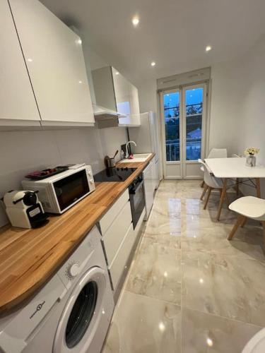 Il comprend une cuisine équipée d'un lave-linge, d'un évier et d'un four micro-ondes. dans l'établissement Esprit Vosges - 3 chambres de charme, à Mulhouse