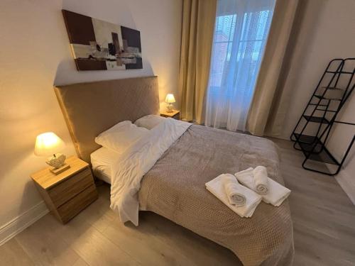 une chambre avec un lit avec deux serviettes dessus dans l'établissement Esprit Vosges - 3 chambres de charme, à Mulhouse