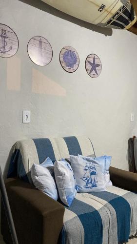 a room with a bed with plates on the wall at cabana canto da maré in Bombinhas