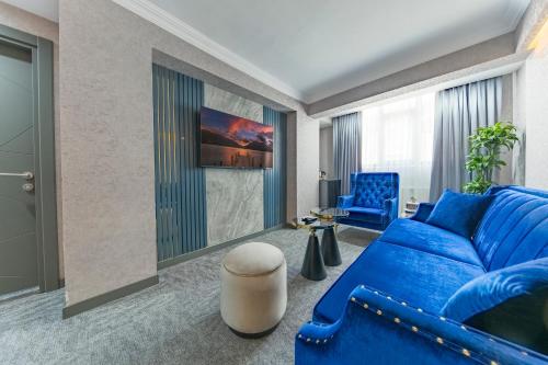 un soggiorno con divano blu e sedie blu di Grand Gedikpasha Hotel a Istanbul