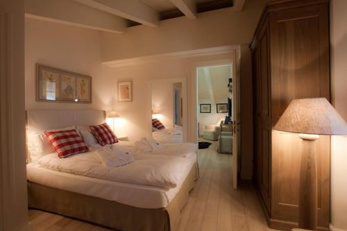 リヴィーニョにあるFiori Bluのベッドルーム(大型ベッド1台、ランプ付)