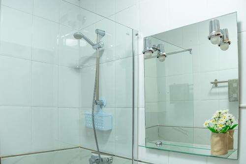 baño con ducha y puerta de cristal en Andaluz Apartments Toboso, en Nerja