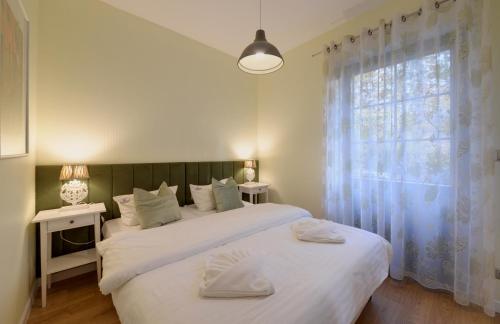 - une chambre avec 2 lits et une fenêtre dans l'établissement Dolina Wikingów Hege 3, à Szklarska Poręba