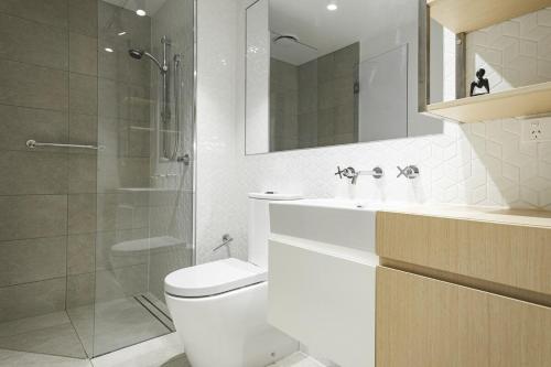 ein Bad mit einer Dusche, einem WC und einem Waschbecken in der Unterkunft Richmond New 1br1ba Free Park Outdoor Bbq in Melbourne