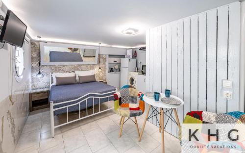 niewielka sypialnia z łóżkiem i stołem w obiekcie Little Studio in Argostoli (semi ground floor level) w mieście Argostoli