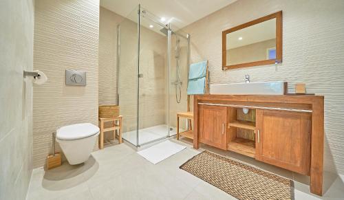 une salle de bain avec toilettes, lavabo et douche dans l'établissement Sunset-Apartment St-Tropez-swimming pool-parking, à Saint-Tropez