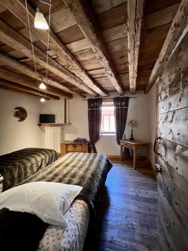 a bedroom with a large bed and a window at Appartement Esprit Chalet 71m² in Briançon