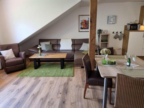 un soggiorno con divano e tavolo di Landhaus Westerloy a Westerstede