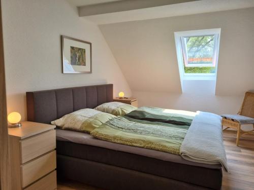 una camera con letto e finestra di Landhaus Westerloy a Westerstede