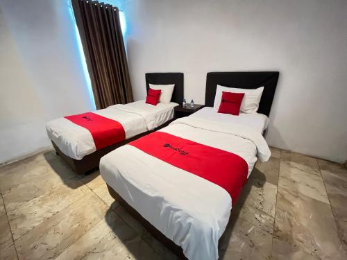 Katil atau katil-katil dalam bilik di RedDoorz near Kantor Walikota Manado