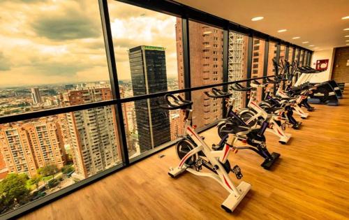 een fitnessruimte met een rij hometrainers in een gebouw bij Loft estilo Japonés in Bogota