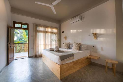 ein Schlafzimmer mit einem großen Bett und einem Fenster in der Unterkunft Taboo in Hiriketiya