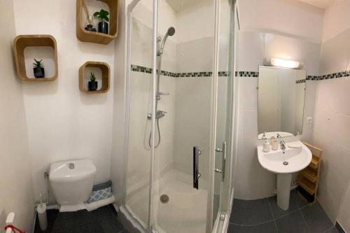 y baño con ducha, aseo y lavamanos. en Chez Renata (Hyper centre), en Dieppe