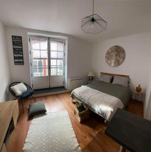 - une chambre avec un lit, une table et une table dans l'établissement Chez Renata (Hyper centre), à Dieppe