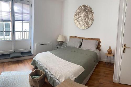 迪耶普的住宿－Chez Renata (Hyper centre)，一间卧室设有一张大床和一个窗户。