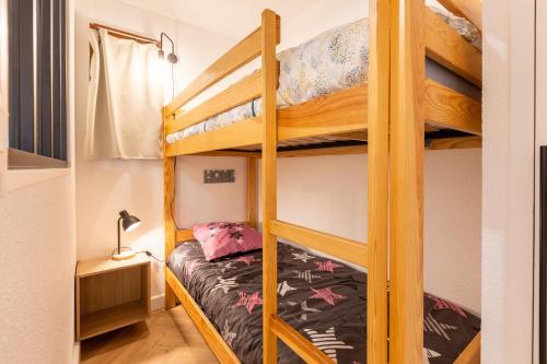 a bunk bed room with two bunk beds at Le Cocon du Llaret - Station de ski à pied in Les Angles
