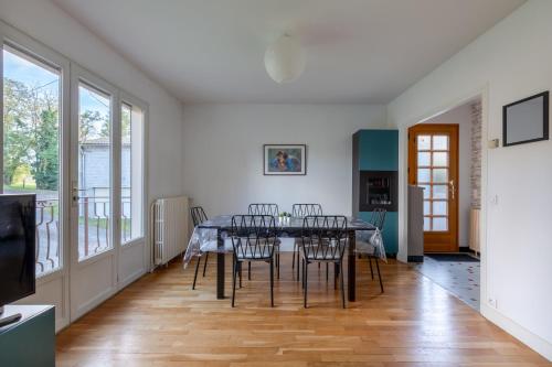 une salle à manger avec une table et des chaises dans l'établissement La maison d'Armand - Maison avec jardin, à Vatan