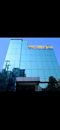 グワーハーティーにあるHOTEL AMBIKA GRANDの看板が貼られたガラス張り