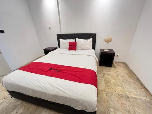 Katil atau katil-katil dalam bilik di RedDoorz near Kantor Walikota Manado