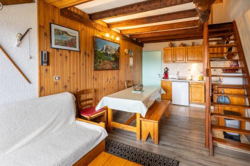 un salon avec une table et une cuisine dans l'établissement Lac et Montagne - Vue sur le lac de Matemale, aux Angles