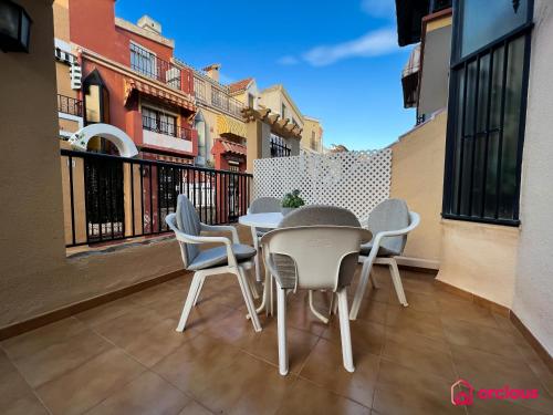 een patio met een tafel en stoelen op een balkon bij La Casona in Oropesa del Mar