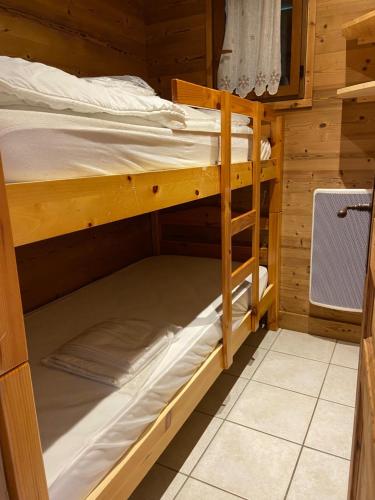 a room with two bunk beds in a cabin at Chalet Robin (6 personnes) in La Lechere