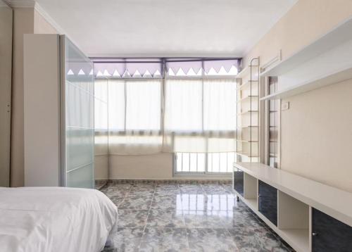 een slaapkamer met een bed en een groot raam bij Atlantic Pearl in Candelaria