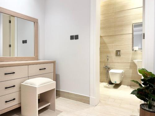 Ένα μπάνιο στο Luxurious 3 Bedroom Apartment - 5 minutes to Boulevard