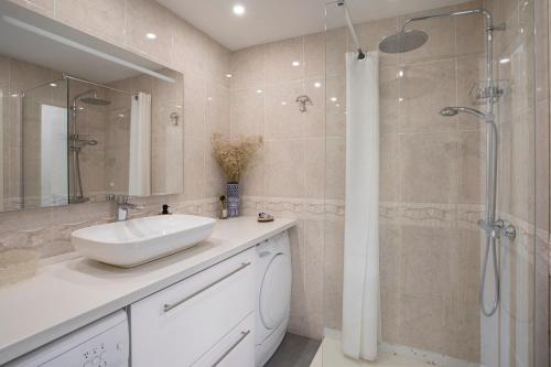 y baño con lavabo y ducha. en Villa Crown22, en Quarteira