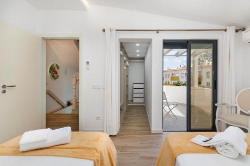1 dormitorio con 2 camas y balcón en Villa Crown22, en Quarteira