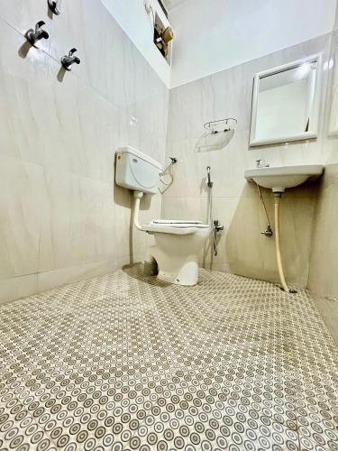 a bathroom with a toilet and a sink at Ashraya home stay in Pushkar valley in Ajmer