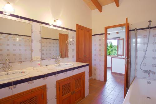 a bathroom with two sinks and a shower at Villa Cifre in Alcudia