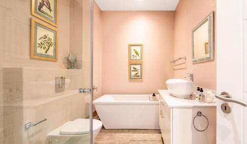 een badkamer met een toilet, een wastafel en een douche bij Le Bourgette in Franschhoek