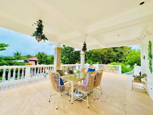 un patio al aire libre con mesa y sillas en The Kroun Seafront Residences, 