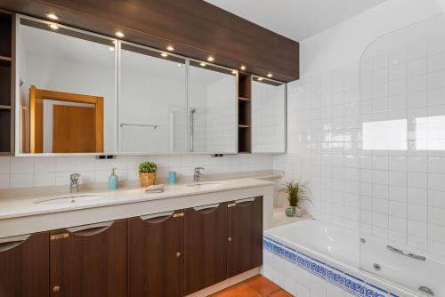 Kjøkken eller kjøkkenkrok på Villa Moderna - PlusHolidays