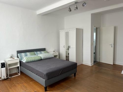 een slaapkamer met een bed en twee nachtkastjes bij Charmante Altbauwohnung in Erlangen